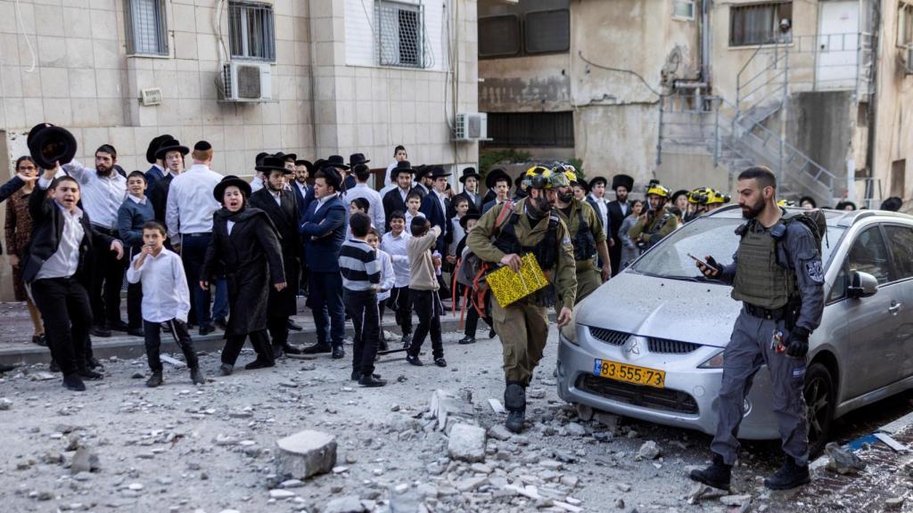 Los israelíes se reúnen en el lugar donde se produjeron daños causados por misiles lanzados hacia Israel desde Irán tras los ataques de Israel y Estados Unidos contra Irán, en Bnei Brak.