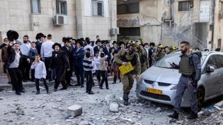 Los israelíes se reúnen en el lugar donde se produjeron daños causados por misiles lanzados hacia Israel desde Irán tras los ataques de Israel y Estados Unidos contra Irán, en Bnei Brak.