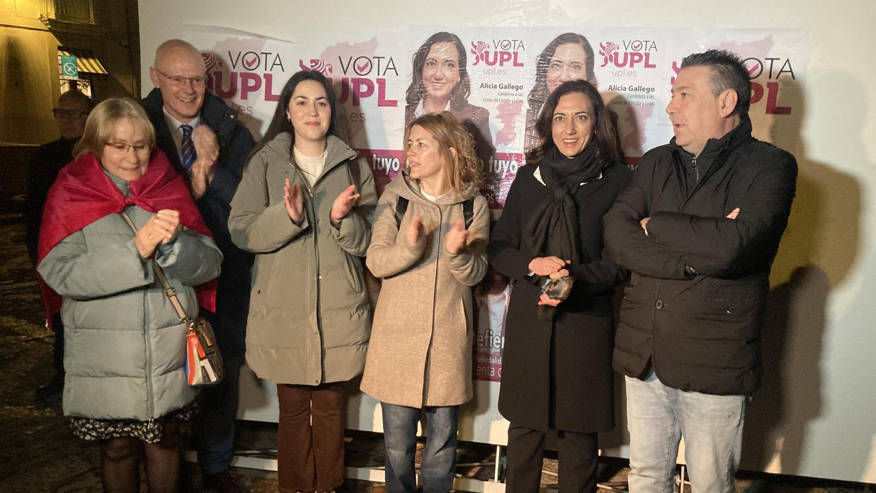 Pegada de carteles de la Unión del Pueblo Leonés (UPL) en la medianoche de este jueves, al inicio de la campaña de las elecciones autonómicas del próximo 15 de marzo