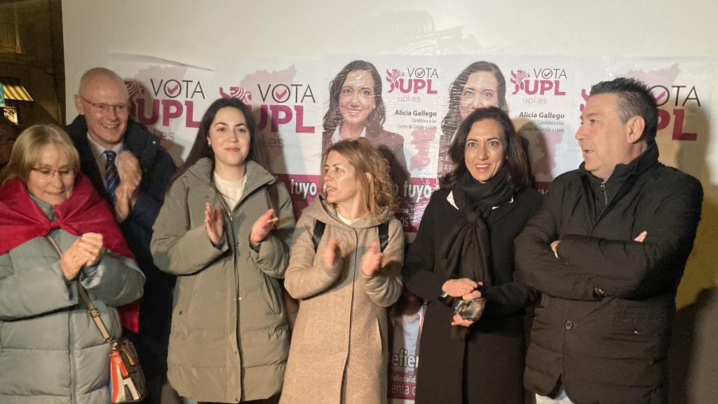 Pegada de carteles de la Unión del Pueblo Leonés (UPL) en la medianoche de este jueves, al inicio de la campaña de las elecciones autonómicas del próximo 15 de marzo