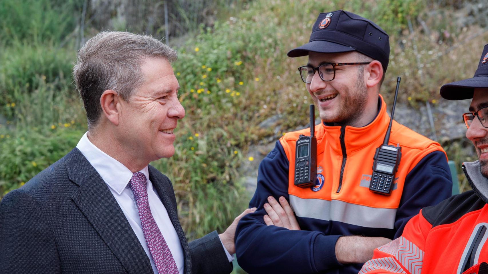 Emiliano García-Page junto a un miembro de Protección Civil.