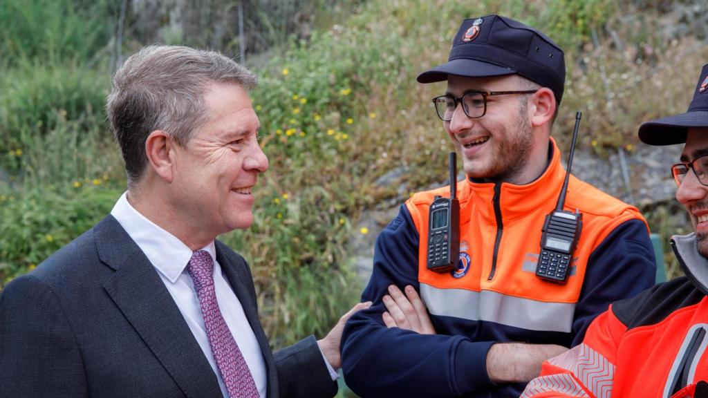 Emiliano García-Page junto a un miembro de Protección Civil.