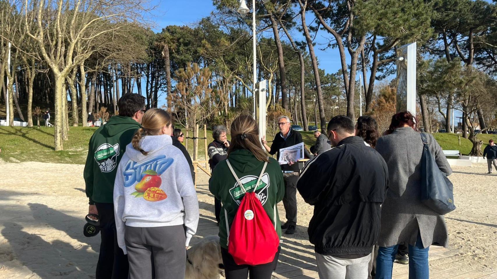 Colectivos ecologistas critican las actuaciones de Costas y el Concello en la playa de Samil, en Vigo
