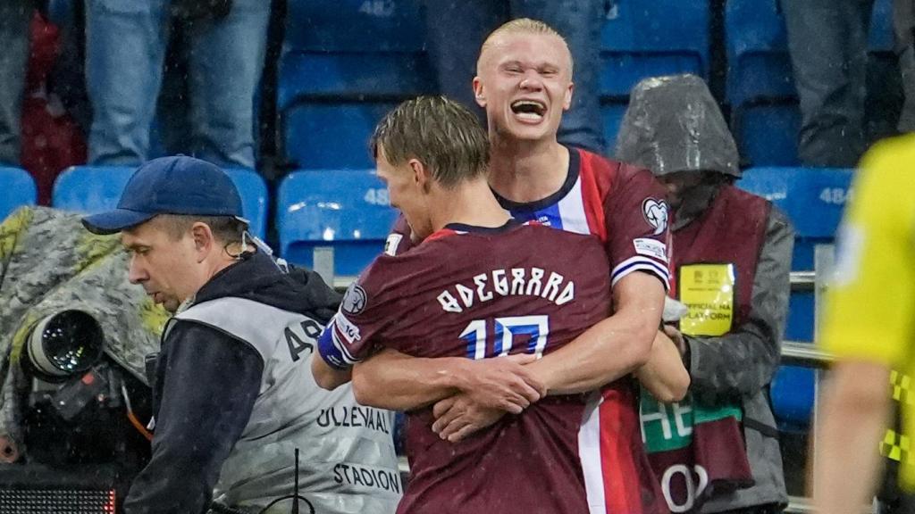 Haaland y Odegaard celebran un gol con la selección de Noruega