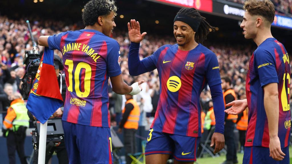 Koundé y Fermín celebran el tercer gol de Lamine Yamal ante el Villarreal.