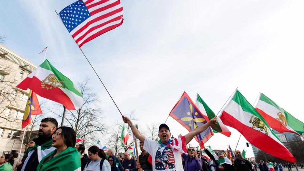 Iraníes exiliados se manifiestan a favor del ataque de Estados Unidos e Israel contra el régimen de los ayatolás.