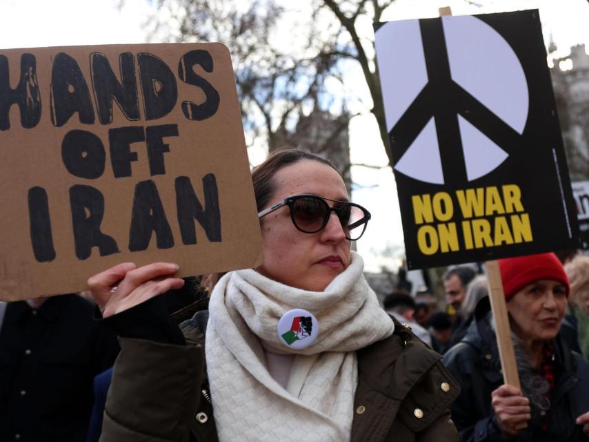 Occidentales se manifiestan a favor de los ayatolás y en contra del ataque conjunto de Estados Unidos  e Israel.