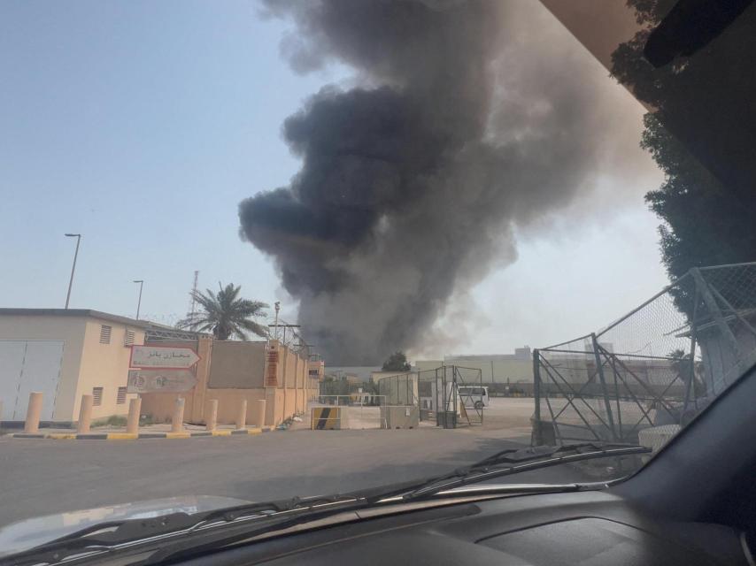Humo sobre la base naval de Estados Unidos en Manama tras un ataque con misiles a la Quinta Flota.