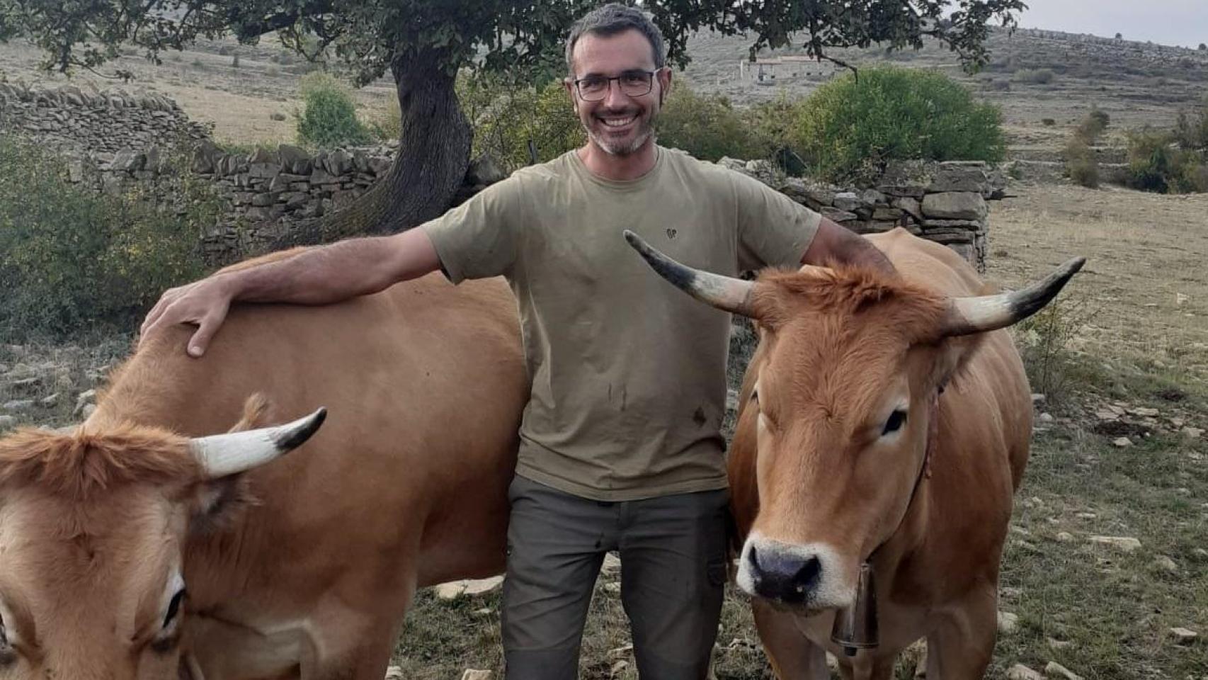 Gallardo, con sus animales en la provincia de Teruel.