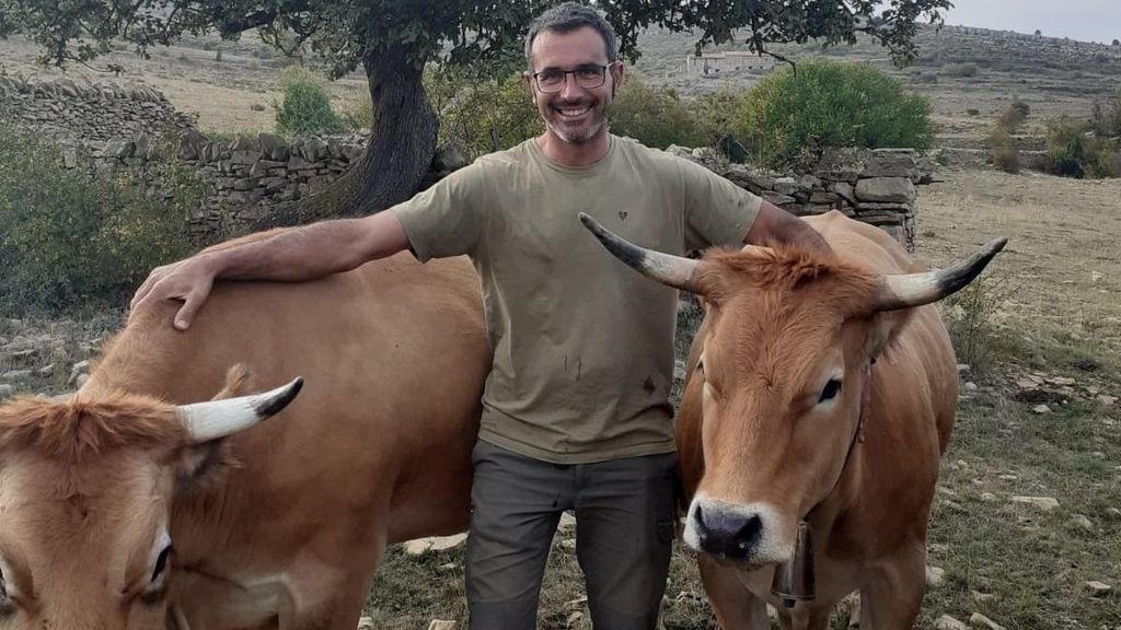 Gallardo, con sus animales en la provincia de Teruel.