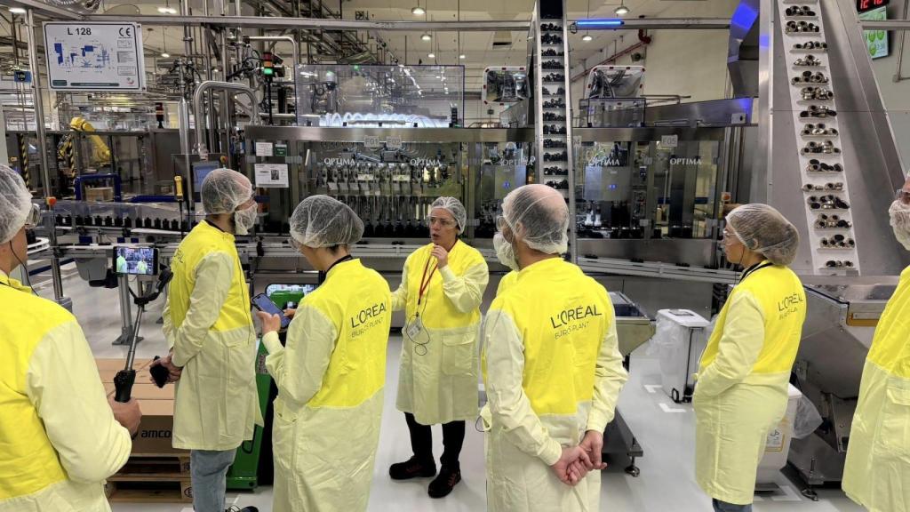 DISRUPTORES junto a otros medios y la directora de la planta, Inés Fernández, durante la visita a la fábrica de LÓreàl en Burgos.