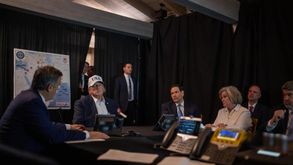 Donald Trump supervisando en la Casa Blanca.