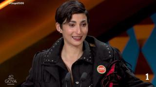 Alba Flores recoge el Premio Goya a la Mejor Canción Original por el corto 'Flores para Antonio'.
