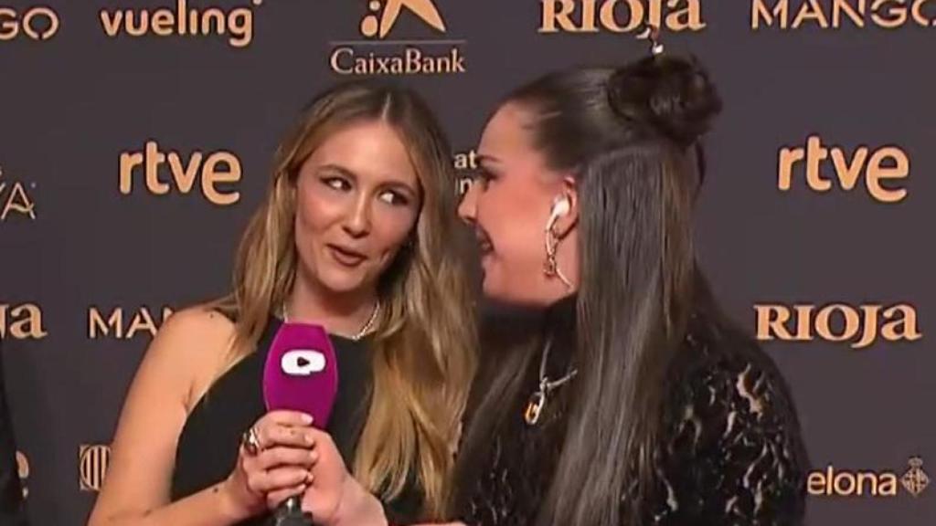 Rigoberta Bandini e Inés Hernand en la retransmisión de RTVE Play de la alfombra roja de los Goya 2026.