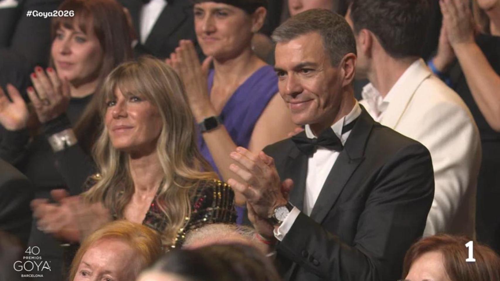 Pedro Sánchez y su mujer, Begoña Gómez, aplauden a Susan Sarandon.