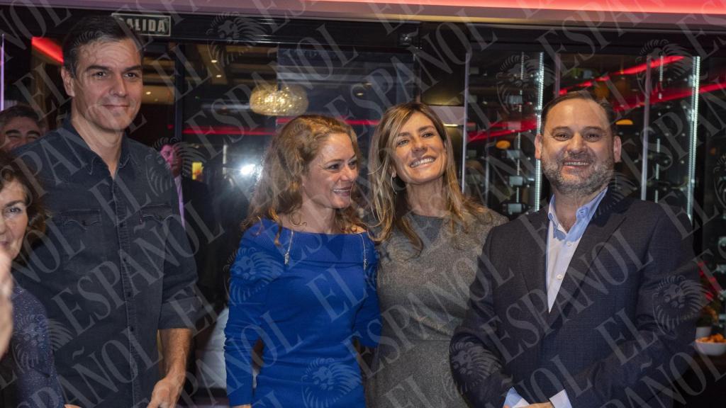 José Luis Ábalos, atento a los discursos junto a Begoña Gómez y Pedro Sánchez.