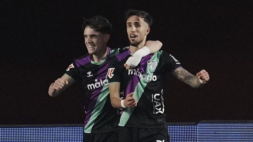 Aarón Ochoa y David Larrubia celebra el gol del Málaga CF en Granada.