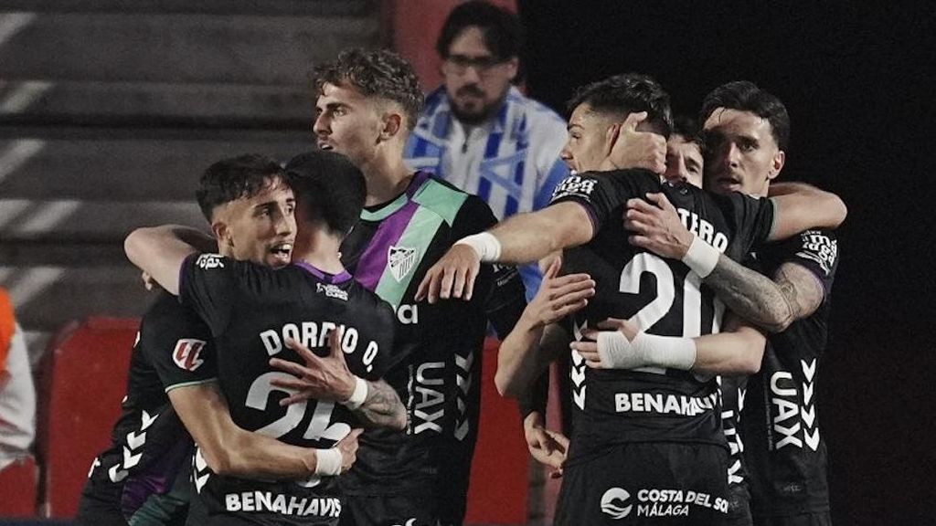 Los jugadores del Málaga CF celebran el gol de su equipo en Los Cármenes.