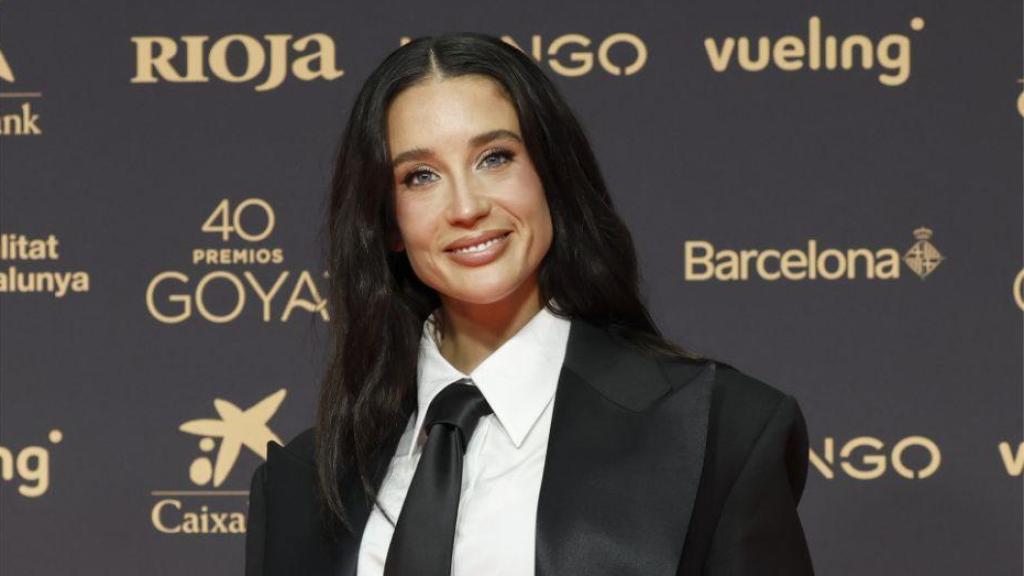 Del volumen al traje: contraste de siluetas sobre la alfombra roja.