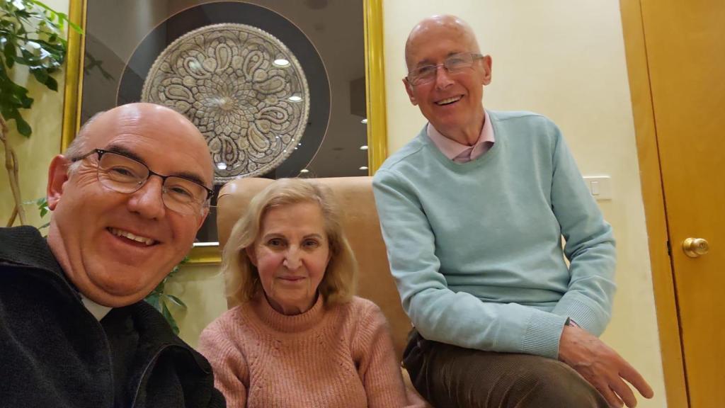 El padre Cobo, junto a José Belinchón y María Román.