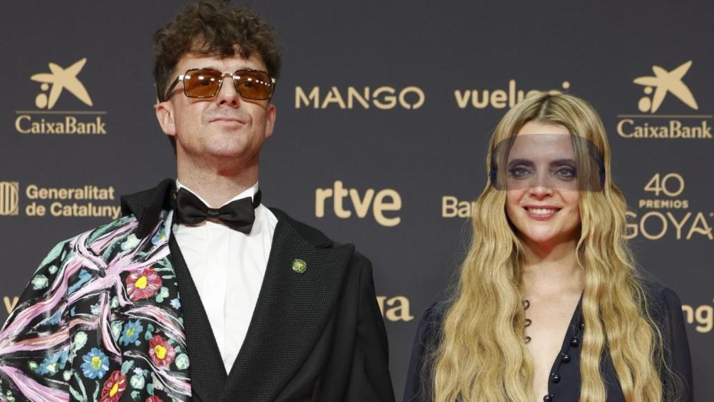 Aldo Comas y Macarena Gómez posan en la alfombra roja de los Premios Goya 2026.