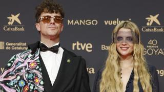 Aldo Comas y Macarena Gómez posan en la alfombra roja de los Premios Goya 2026.
