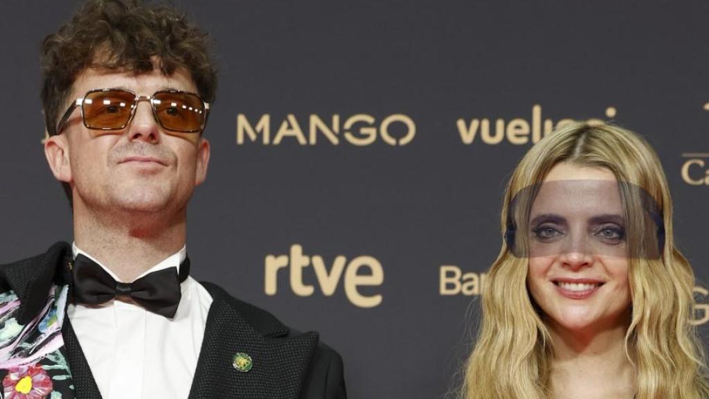 Aldo Comas y Macarena Gómez posan en la alfombra roja de los Premios Goya 2026.