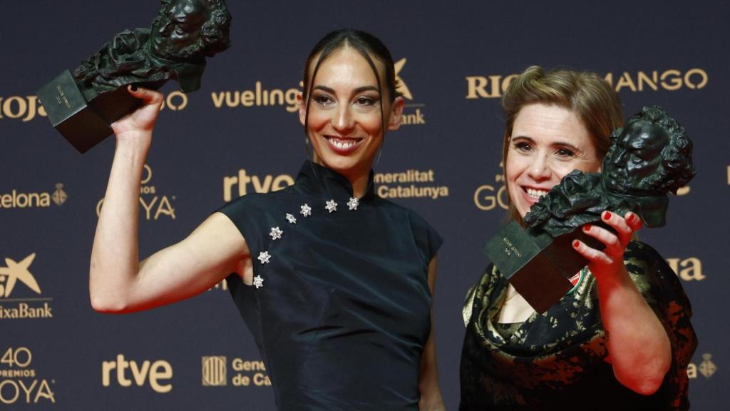 Las técnicos de sonido Laia Casanova y Yasmina Praderas posan con el Goya a mejor sonido por su trabajo en ´Sirat´ durante la ceremonia.