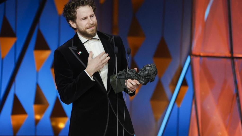 Álvaro Cervantes tras ganar el Goya al Mejor Actor de Reparto.