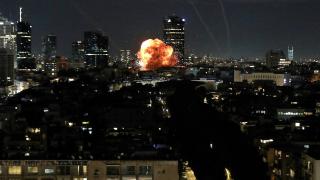 Explosion caused by the impact of a projectile after Iran launched missiles this Sunday against Israel (Tel Aviv).