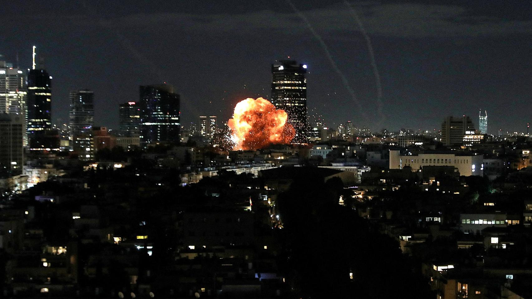 Explosión causada por el impacto de un proyectil después de que Irán lanzara misiles  este domingo contra Israel (Tel Aviv).