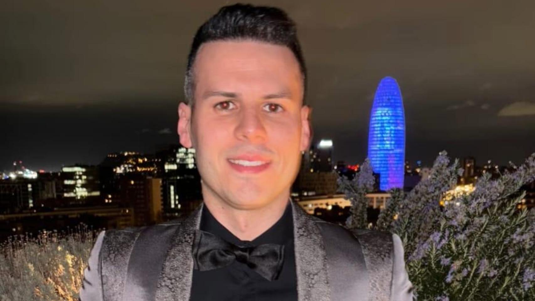 Carlos Valle, productor y director de cine, con el diseño de Félix Ramiro que lució en la gala.