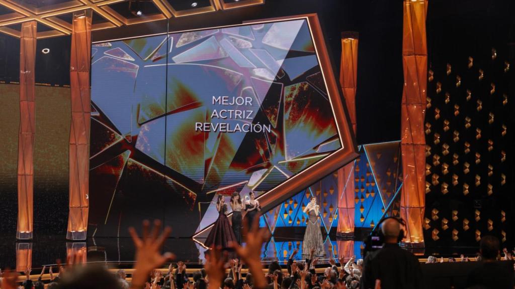 La actriz recibe el premio.