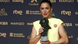 La actriz Patricia López Arnaiz posa con el Goya a mejor actriz protagonista por su trabajo en 'Los domingos', durante la ceremonia de entrega.