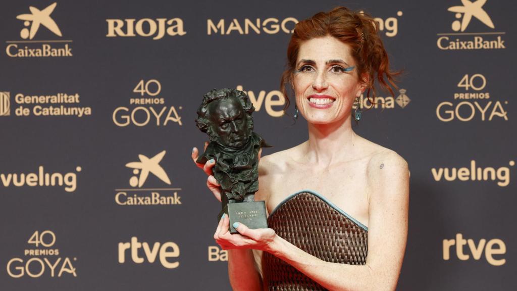Miriam Garlo posando con su cabezón tras convertirse en la Mejor actriz revelación de los Goya 2026.