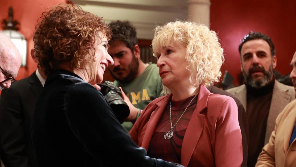 La vicepresidenta del Gobierno y candidata del PSOE andaluz, María Jesús Montero, y la presidenta de Amama, Ángela Claverol.