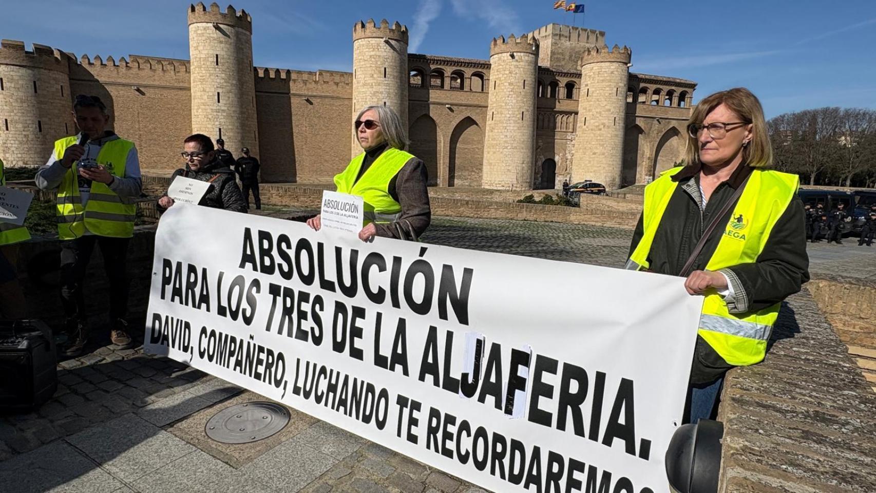 Las madres de los tres jóvenes encausados en la concentración este domingo frente a La Aljaferia