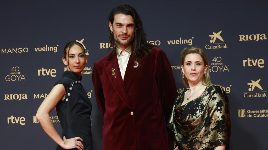 Oliver Laxe junto las técnicos de sonido Laia Casanova y Yasmina Praderas, ganadoras del Goya y nominadas al Oscar. Foto: EFE/Quique García.