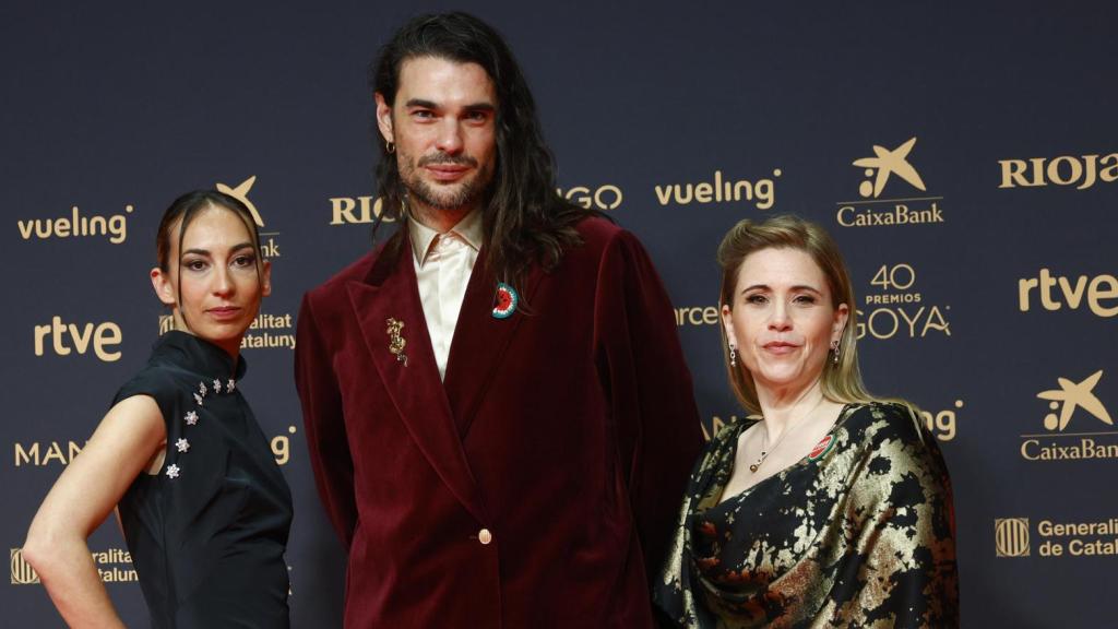Oliver Laxe junto las técnicos de sonido Laia Casanova y Yasmina Praderas, ganadoras del Goya y nominadas al Oscar. Foto: EFE/Quique García.