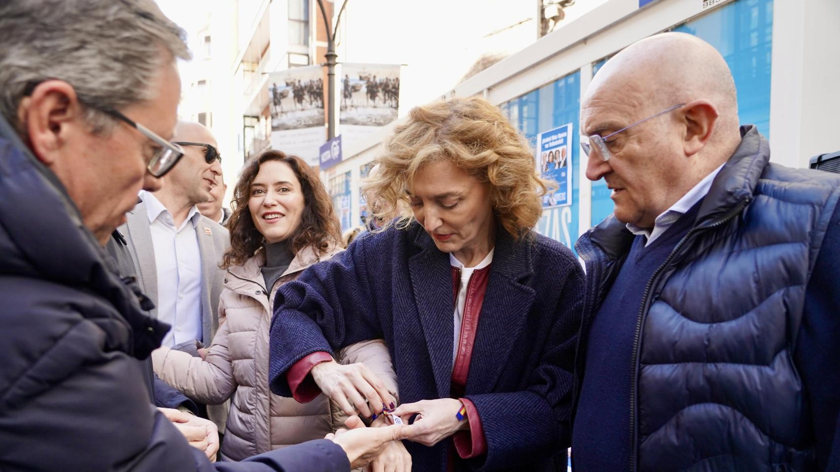 El alcalde de Valladolid, Jesús Julio Carnero, junto a la presidenta de la Comunidad de Madrid, Isabel Díaz Ayuso, en el acto de este sábado en Valladolid