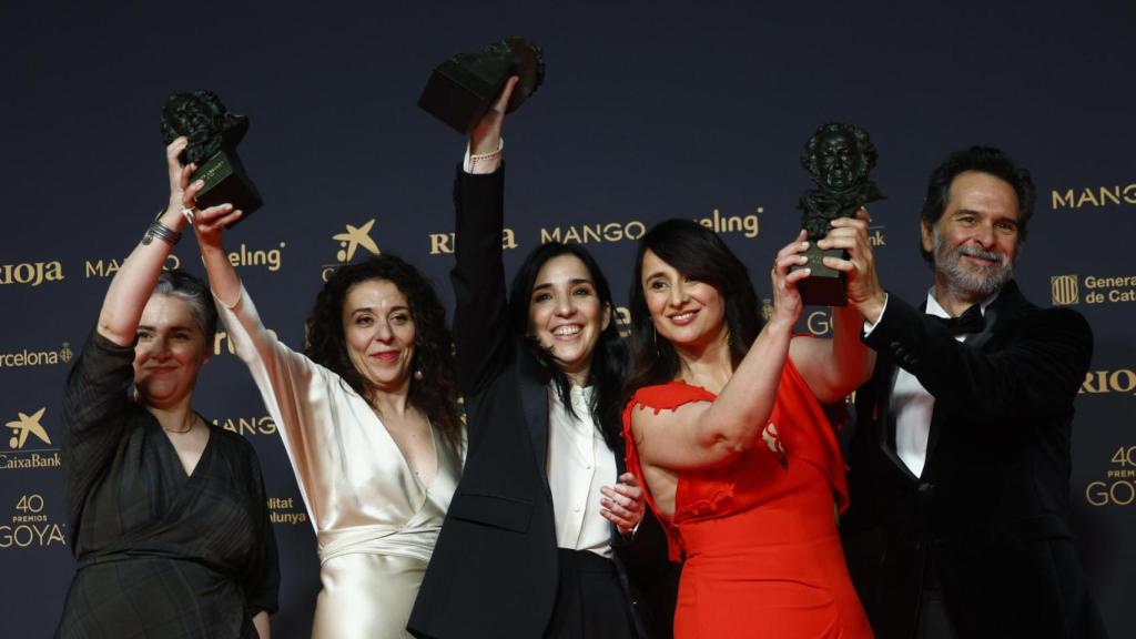 La directora y los productores posan con los Goyas a mejor guión original, mejor dirección y mejor película por 'Los domingos', durante la ceremonia de entrega de los Premios Goya en su 40 edición, este sábado en el Auditorio Fórum CCIB de Barcelona.