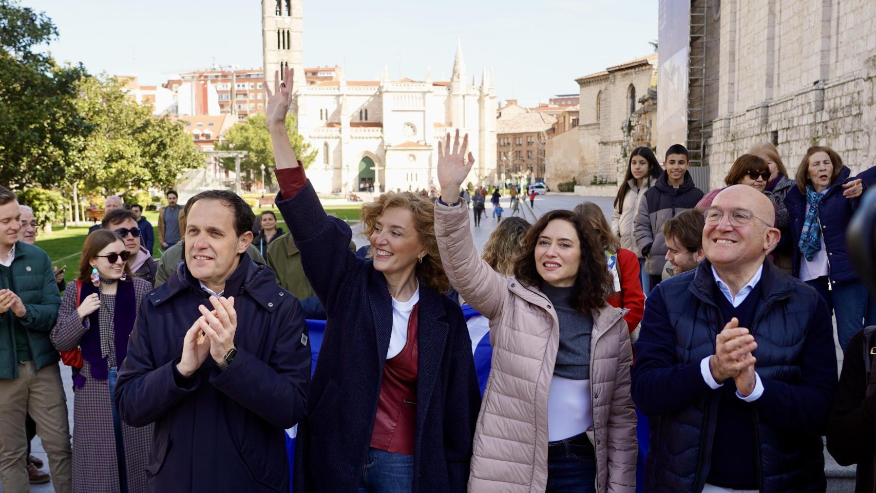 El presidente del PP de Valladolid, Conrado Íscar, la número uno del PP por Valladolid a las elecciones autonómicas, María Pardo, la presidenta de la Comunidad de Madrid, Isabel Díaz Ayuso, y el alcalde de Valladolid, Jesús Julio Carnero, este sábado en Valladolid