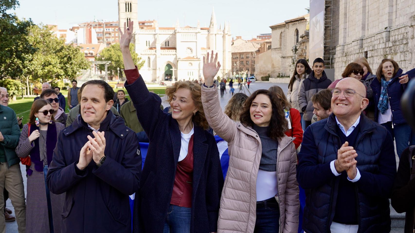 El presidente del PP de Valladolid, Conrado Íscar, la número uno del PP por Valladolid a las elecciones autonómicas, María Pardo, la presidenta de la Comunidad de Madrid, Isabel Díaz Ayuso, y el alcalde de Valladolid, Jesús Julio Carnero, este sábado en Valladolid