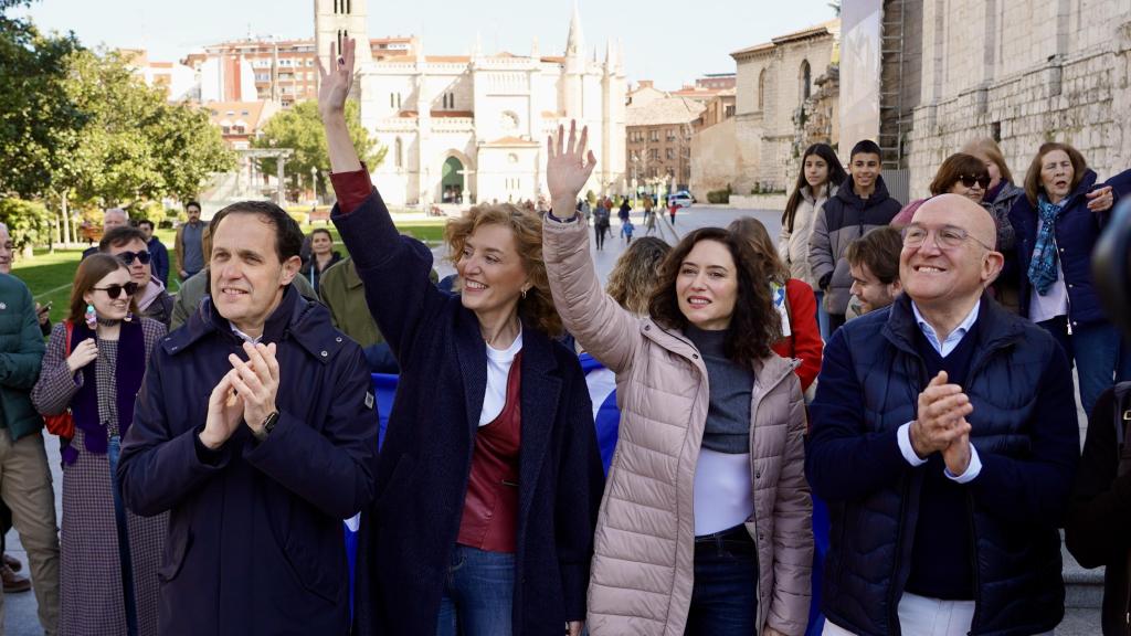 El presidente del PP de Valladolid, Conrado Íscar, la número uno del PP por Valladolid a las elecciones autonómicas, María Pardo, la presidenta de la Comunidad de Madrid, Isabel Díaz Ayuso, y el alcalde de Valladolid, Jesús Julio Carnero, este sábado en Valladolid