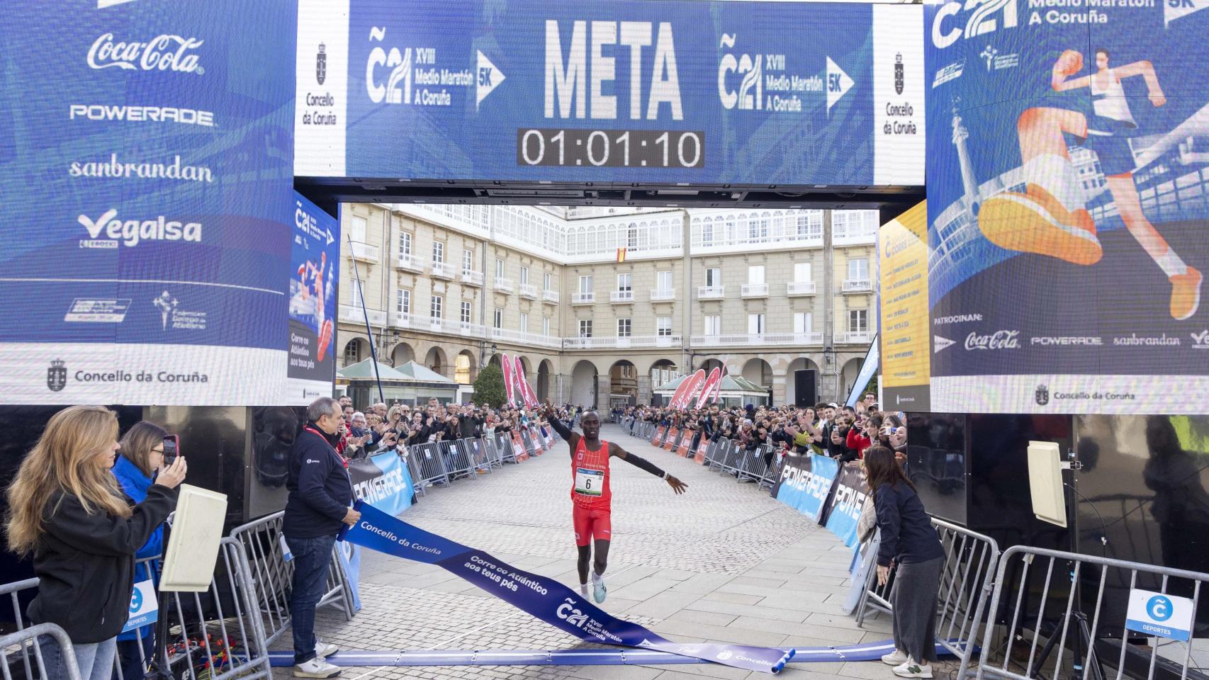 Meshack Kipkurgat a su llegada a meta de la media maratón de A Coruña 2026.