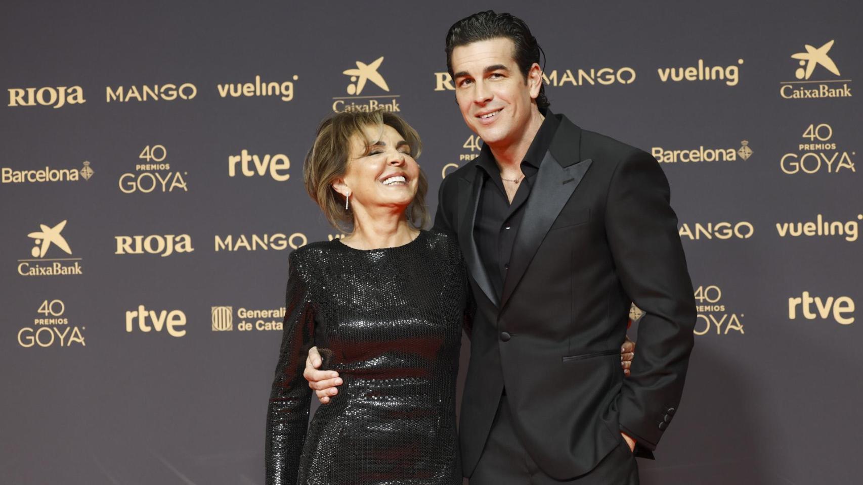 El actor posa junto a su madre en la 'red carpet'.