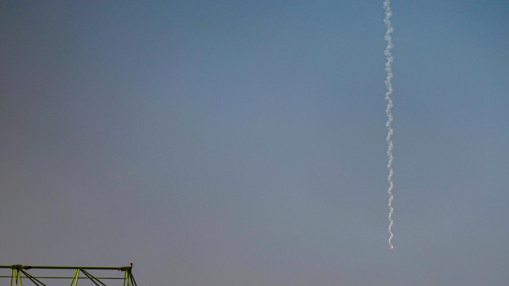 Humo procedente de una aparente interceptación de un misil en el cielo sobre Dubái tras un supuesto ataque iraní contra Dubái, Emiratos Árabes Unidos, el 1 de marzo de 2026.  (Emiratos Árabes Unidos) EFE/EPA/STRINGER