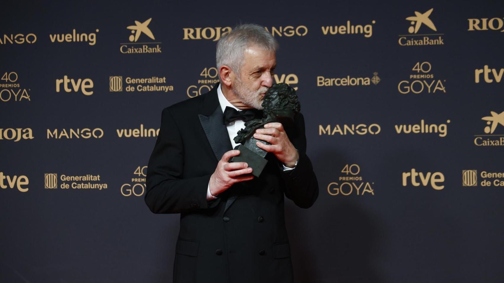 El actor José Ramón Soroiz posa con el Goya a mejor actor protagonista por su trabajo en 'Maspalomas', durante la ceremonia.