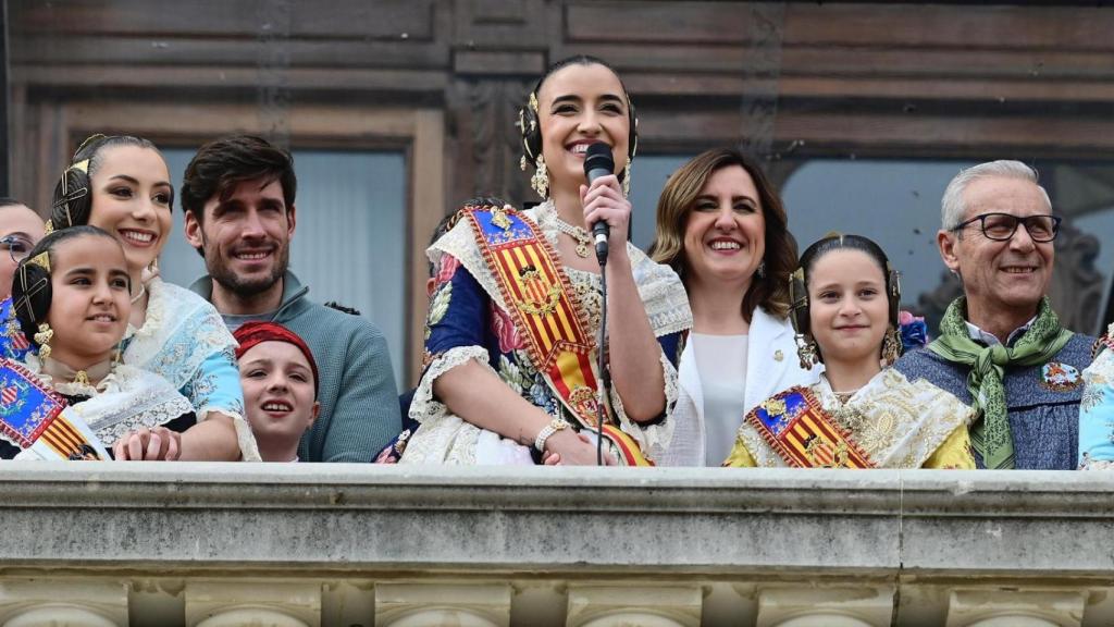 La fallera mayor de Valencia dando inicio a la primera 'mascletà' de las Fallas. EE