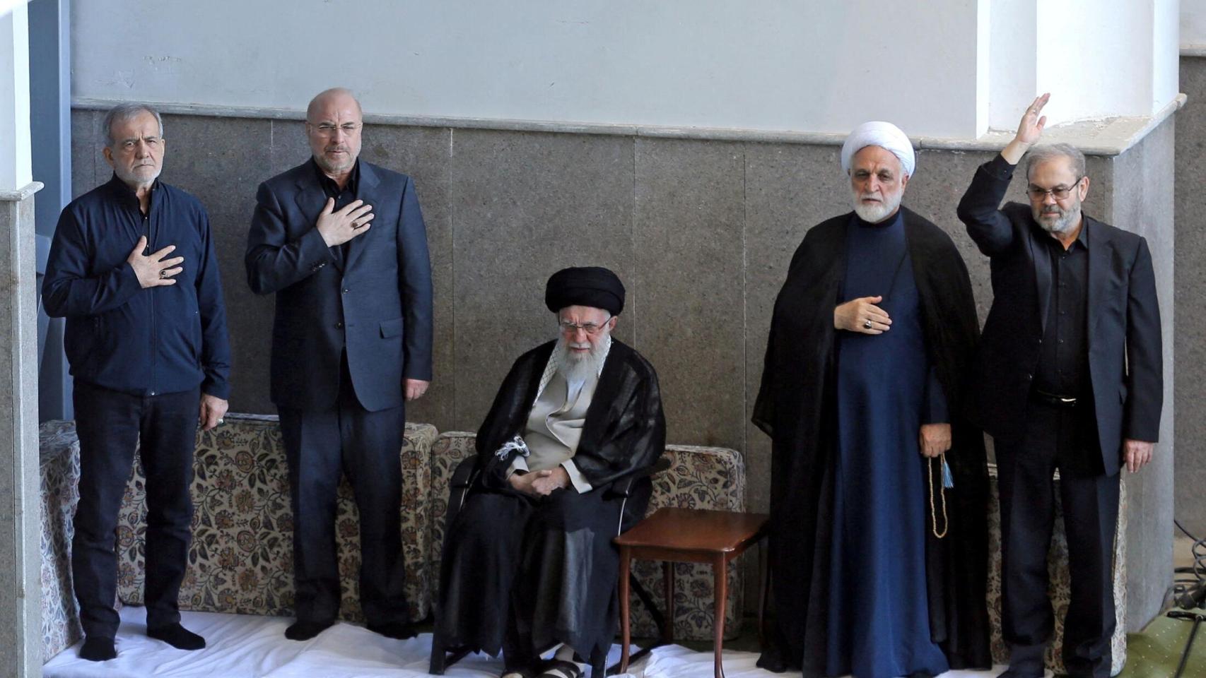 El líder supremo de Irán, el ayatolá Alí Jamenei, y el presidente iraní, Masud Pezeshkian, asisten en Teherán a una ceremonia en memoria del fallecido líder de Hezbolá en Líbano, Hasán Nasrala